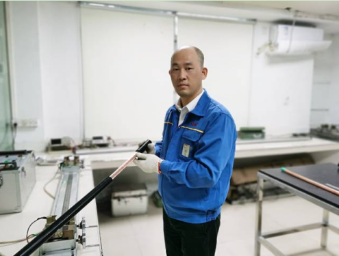 李楷东在检验绝缘线芯
