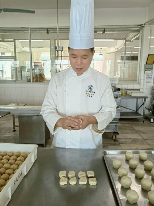 卢炳书在制作广式点心