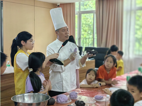 卢炳书在2025年“黄埔工匠”进社区亲子活动中对少年儿童进行技能启蒙