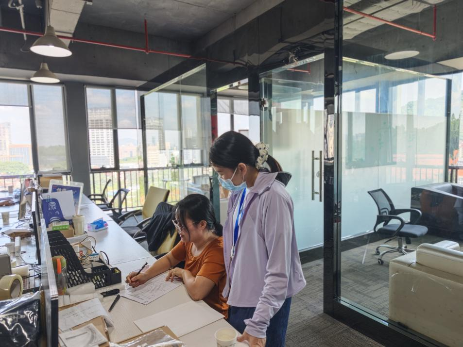 就业工作人员走访并指导企业申办补贴