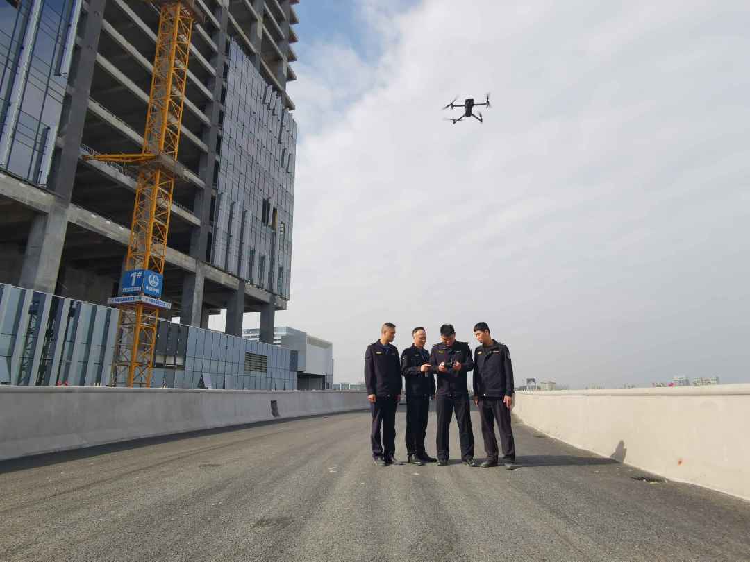 白云城管队员操作无人机开展“空地一体”巡查监管。