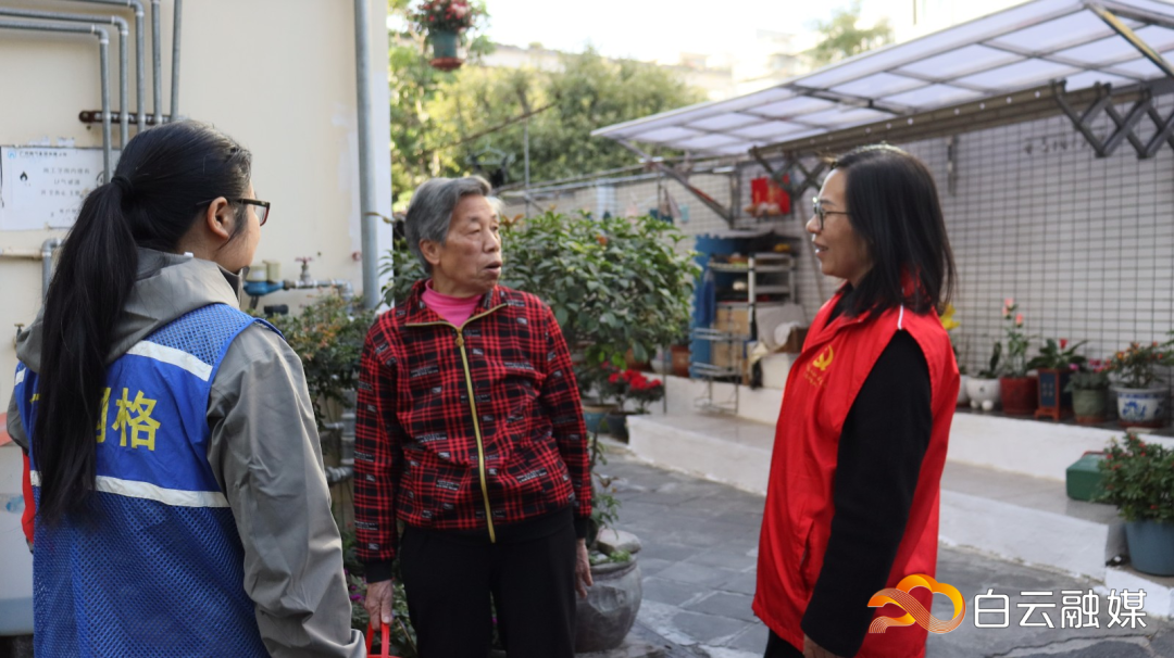 (2)松园岭社区党支部负责人（右者）、专职网格员（左者）与志愿者“潮州姨”张秀君（中间者）交谈。
