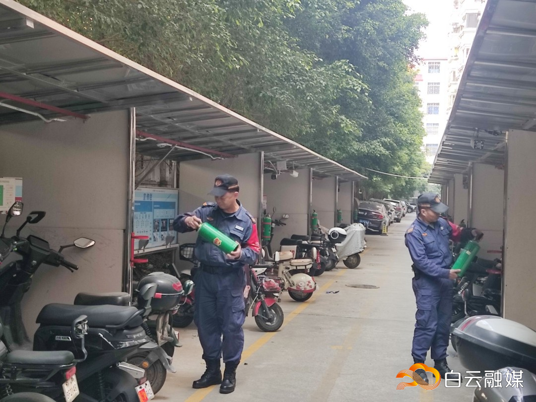 (1)工作人员定期检查电动车停放点内消防设备。