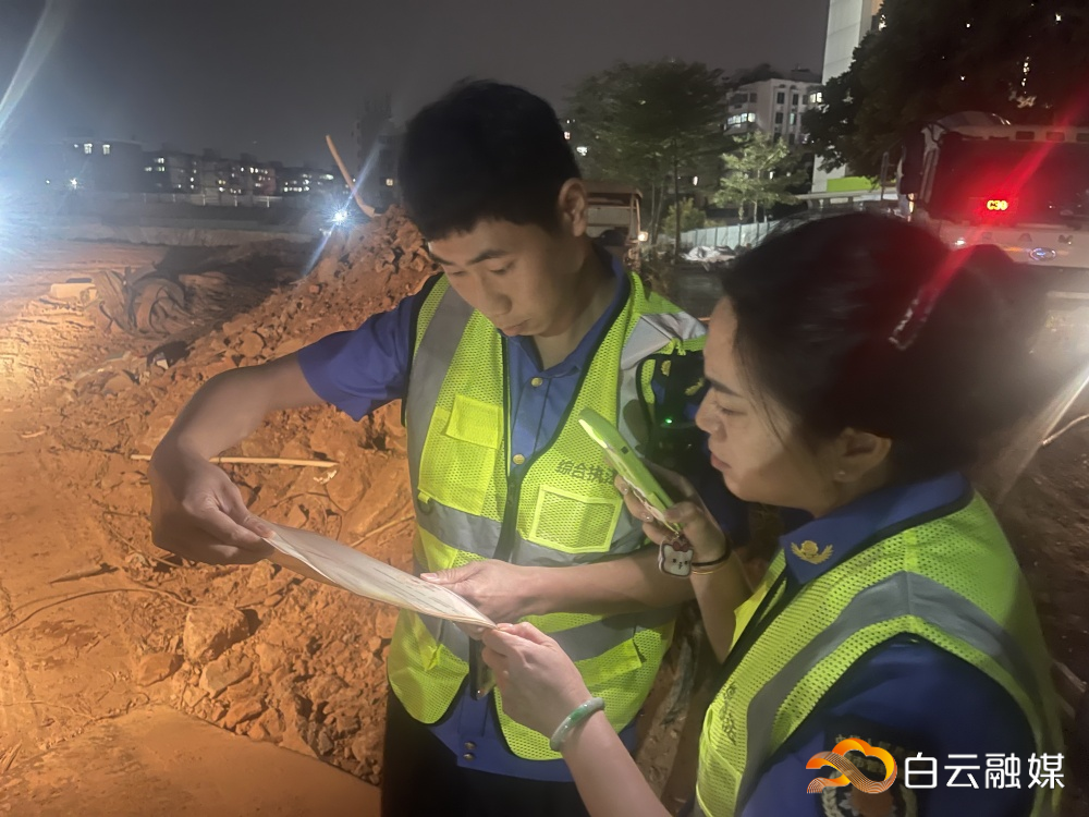 执法队员夜间巡查考点周边在建工地。