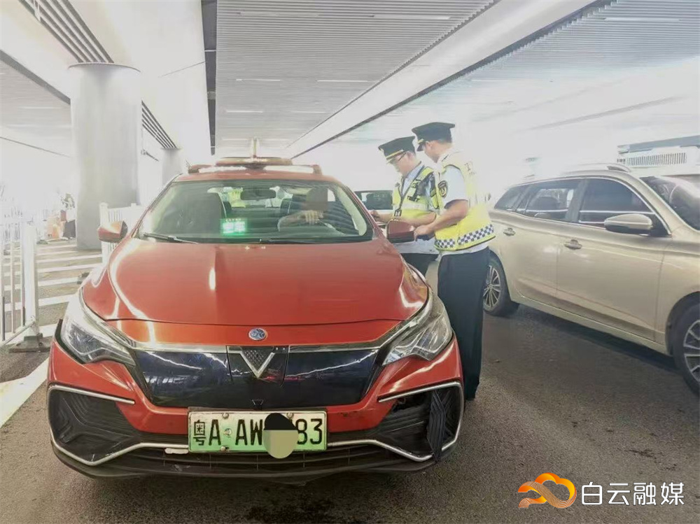 白云站迎来返程客流高峰,市区联动科学保障运力、开展交通执法,保障良好客运秩序。