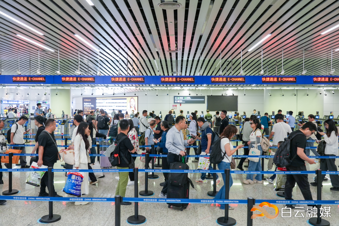 国庆期间,白云机场口岸旅客持续高位运行,白云边检站高效保障出入境旅客通关安全顺畅2.jpg 国庆期间,白云机场口岸旅客持续高位运行,白云边检站高效保障出入境旅客通关安全顺畅2.jpg