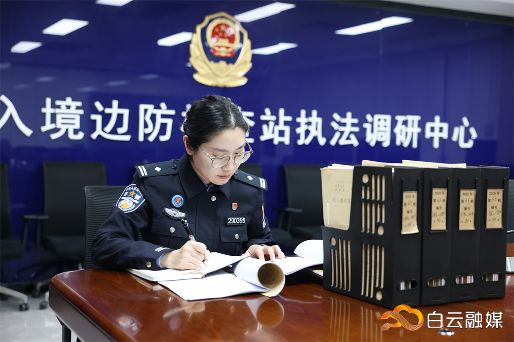 图为民警邢雯琦整理案件材料