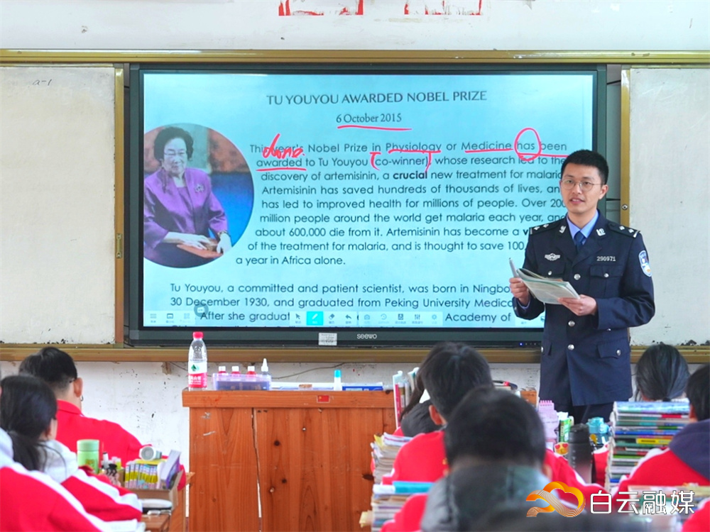 图为民警黄杰辉在支教学校开展英语教学