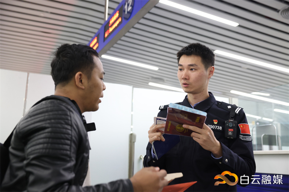 图为民警林舜跃开展前置核查