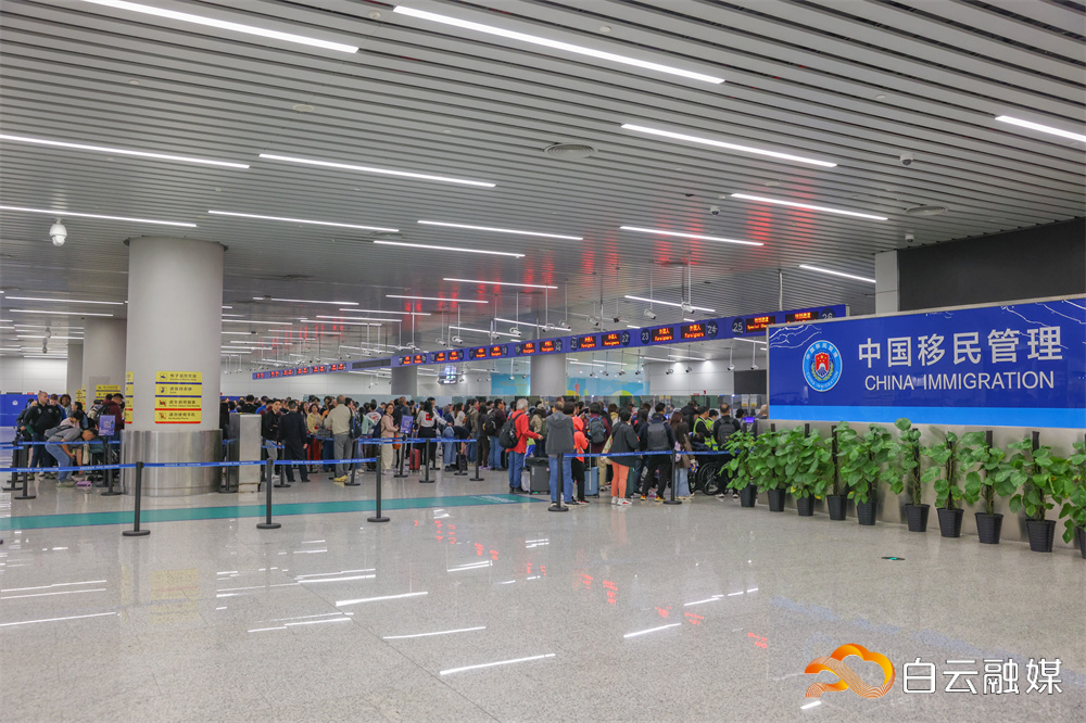 图为白云机场口岸入境大厅执勤现场