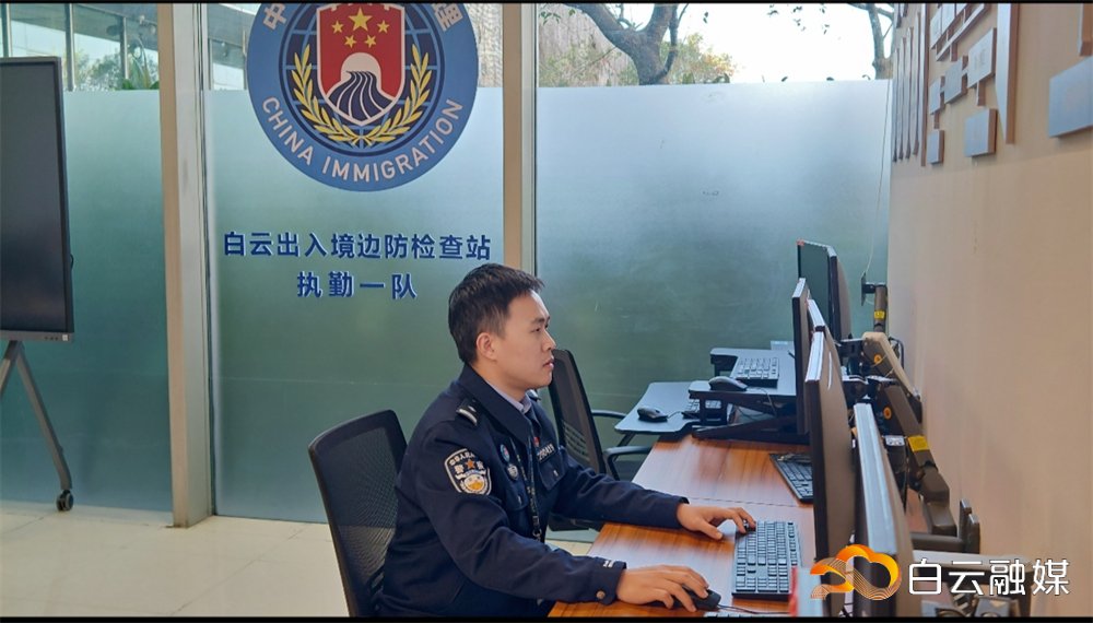 图为民警杨青华开展信息核查