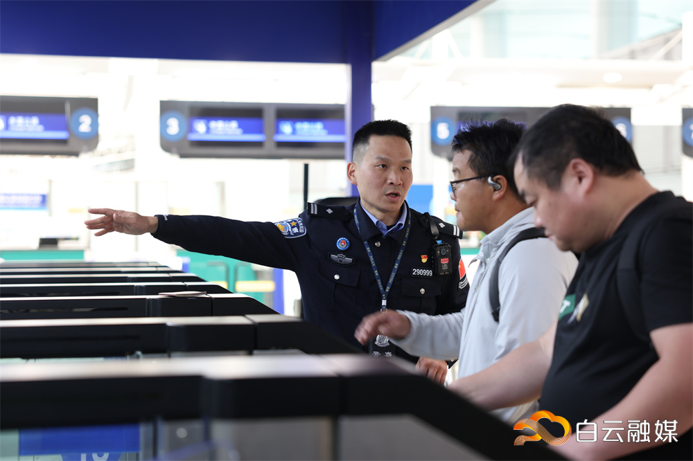 图为民警叶志海服务旅客快捷通关