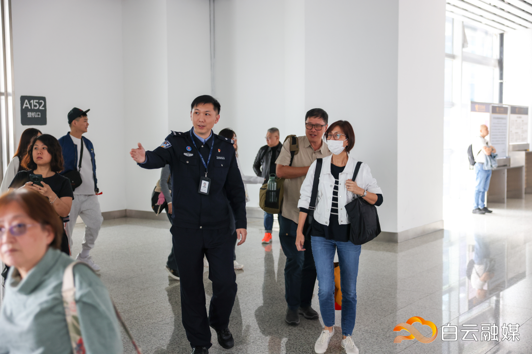 白云边检站移民管理警察为参会人员指引最优通关动线.jpg