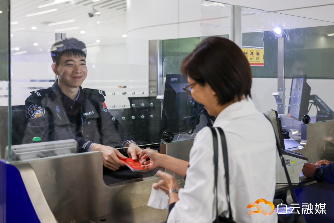 白云边检站移民管理警察为参会人员办理入境手续.jpg