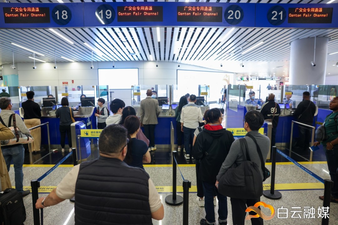 白云边检站专设广交会边检专用通道服务保障入境人员快速通关.jpg