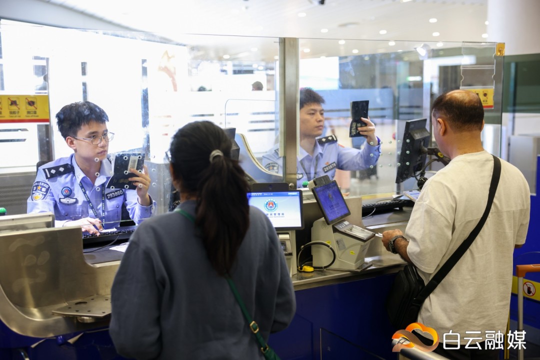 白云边检站移民管理警察为旅客高效办理出入境通关手续.jpg