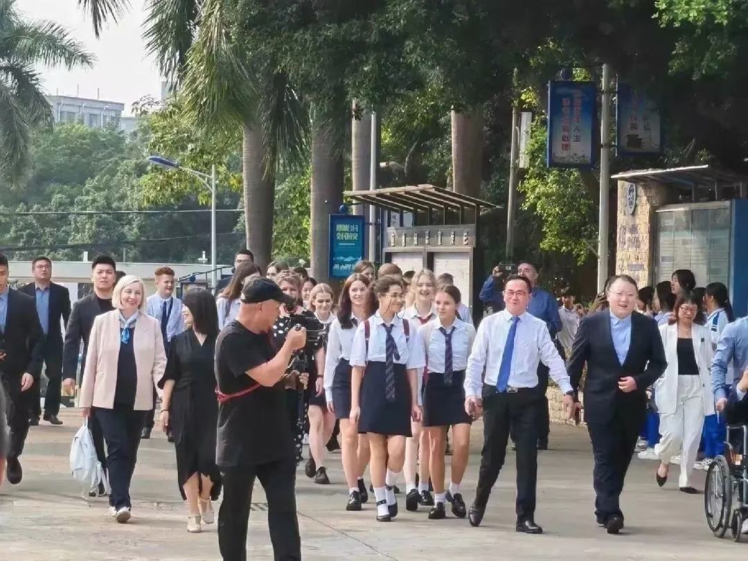 01与俄罗斯两所学校交流.jpg