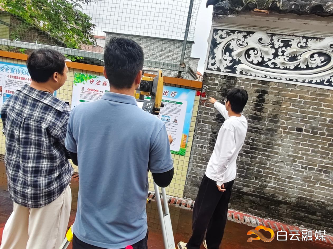 白云区分局指派技术队伍与相关权利人在现场测量