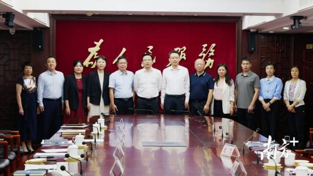  ▲2025年8月，在白云区各民主党派换届完成后，区委书记洪谦与各民主党派新老主委座谈，勉励加强参政党基层组织和党外干部队伍建设。