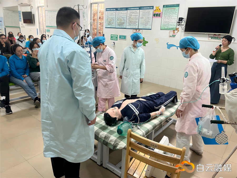 组织全中心医务人员进行AEFI急救演练 组织全中心医务人员进行AEFI急救演练