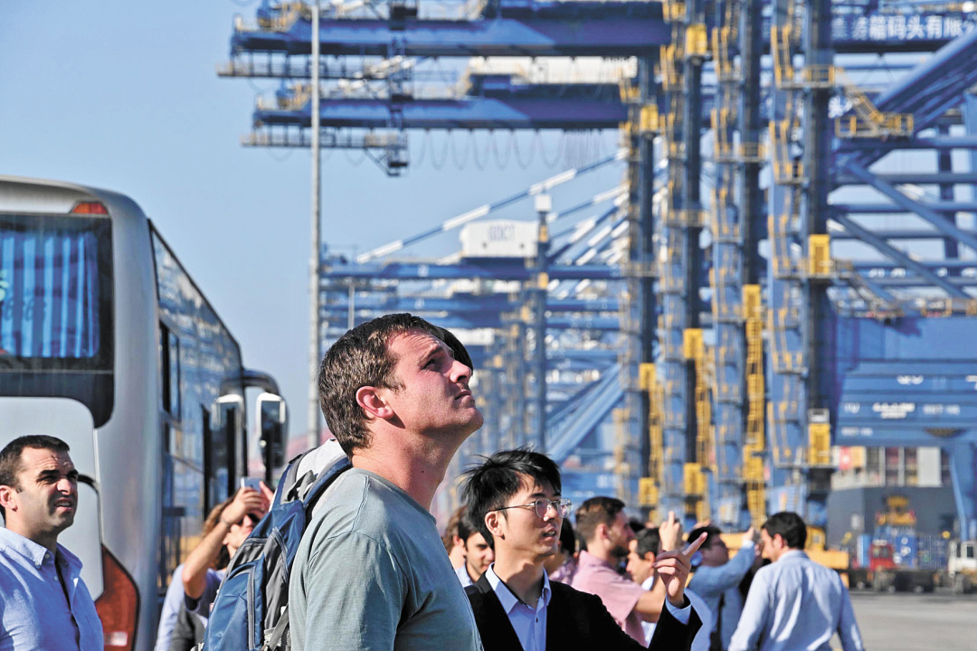 黎旭阳-繁忙的广州港南沙港区-FZ102810990708