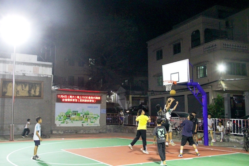 晚上10时,象角村阮氏大宗祠前的篮球场依然有少年在打球