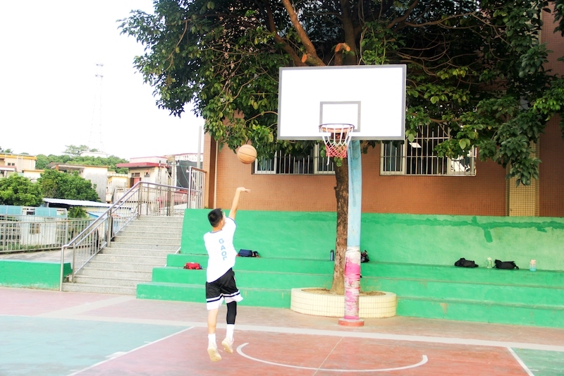 象角小学内篮球场,有小球员在打篮球1