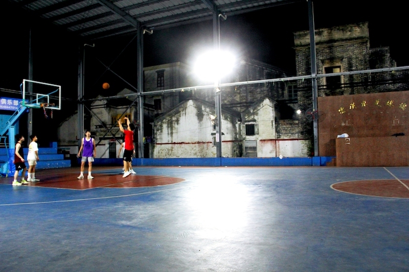 晚上9时30分,云汉村的篮球场内依然有年轻人在打球2