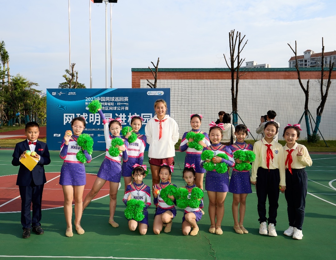 王美玲在球星进校园活动中。