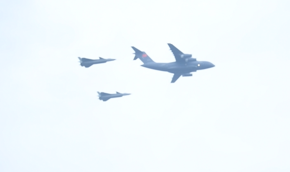 2022年9月16日,空军运—20和歼—20“双20”首次同框列阵接迎英烈。人民网记者 邱宇哲摄