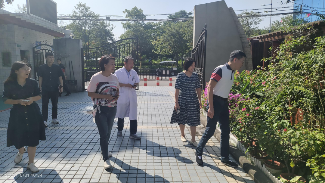 (图1:桥中街道党工委书记、公卫委主任邓志忠到一中双桥学校了解学生健康情况)