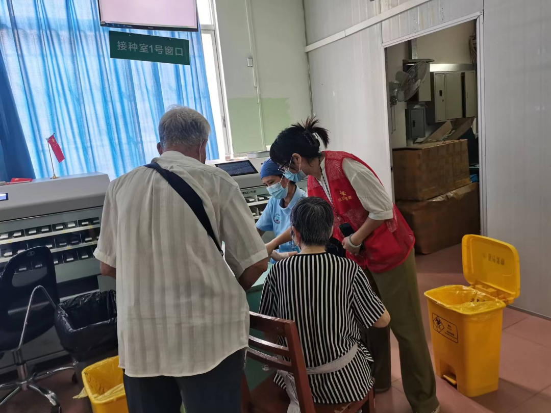 (图2:桥中街道社区卫生服务中心提供优质疫苗接种服务)