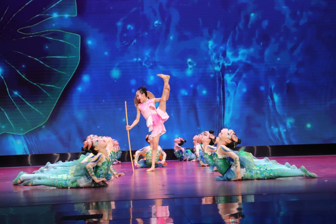 (图1:荔湾区青少年宫的少儿舞蹈《渔舟悠悠》呈现绿水青山春正好、岭南鱼米之乡丰收年的美好景象。)