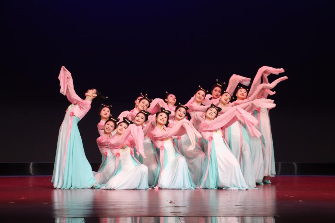 (图2:星海音乐学院的舞蹈《胡六幺》以“手袖为容,踏足为节”的动态语言呈现盛唐少女的俏丽活泼、天真烂漫。)