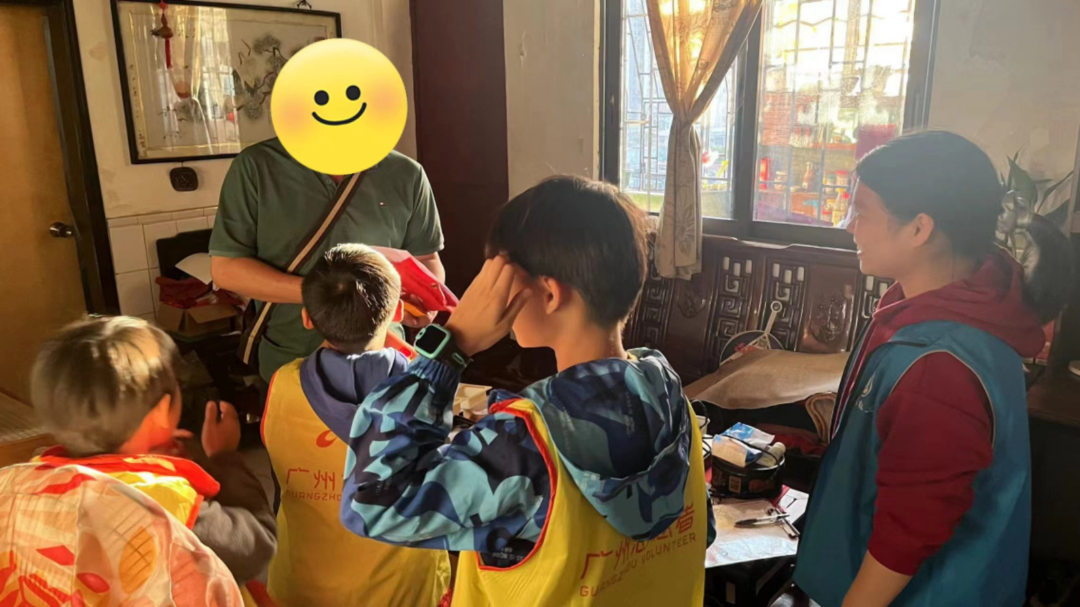 (图3:青少年志愿者入户探访社区长者)