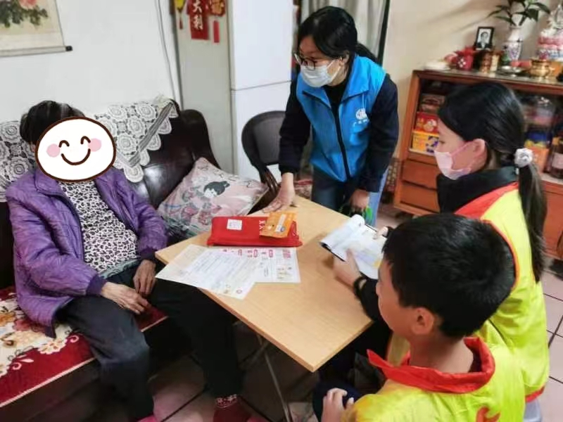 (图4:青少年志愿者入户探访社区长者)