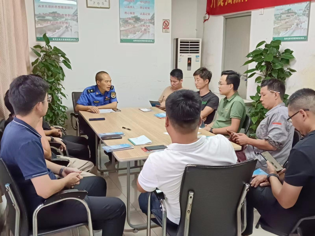 (图1:召开建筑废弃物问题约谈会)