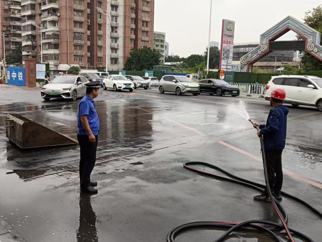 (图2:督促项目工地清洗受污染道路)
