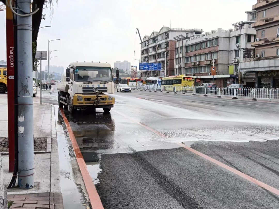 (图3:清洗受污染道路)