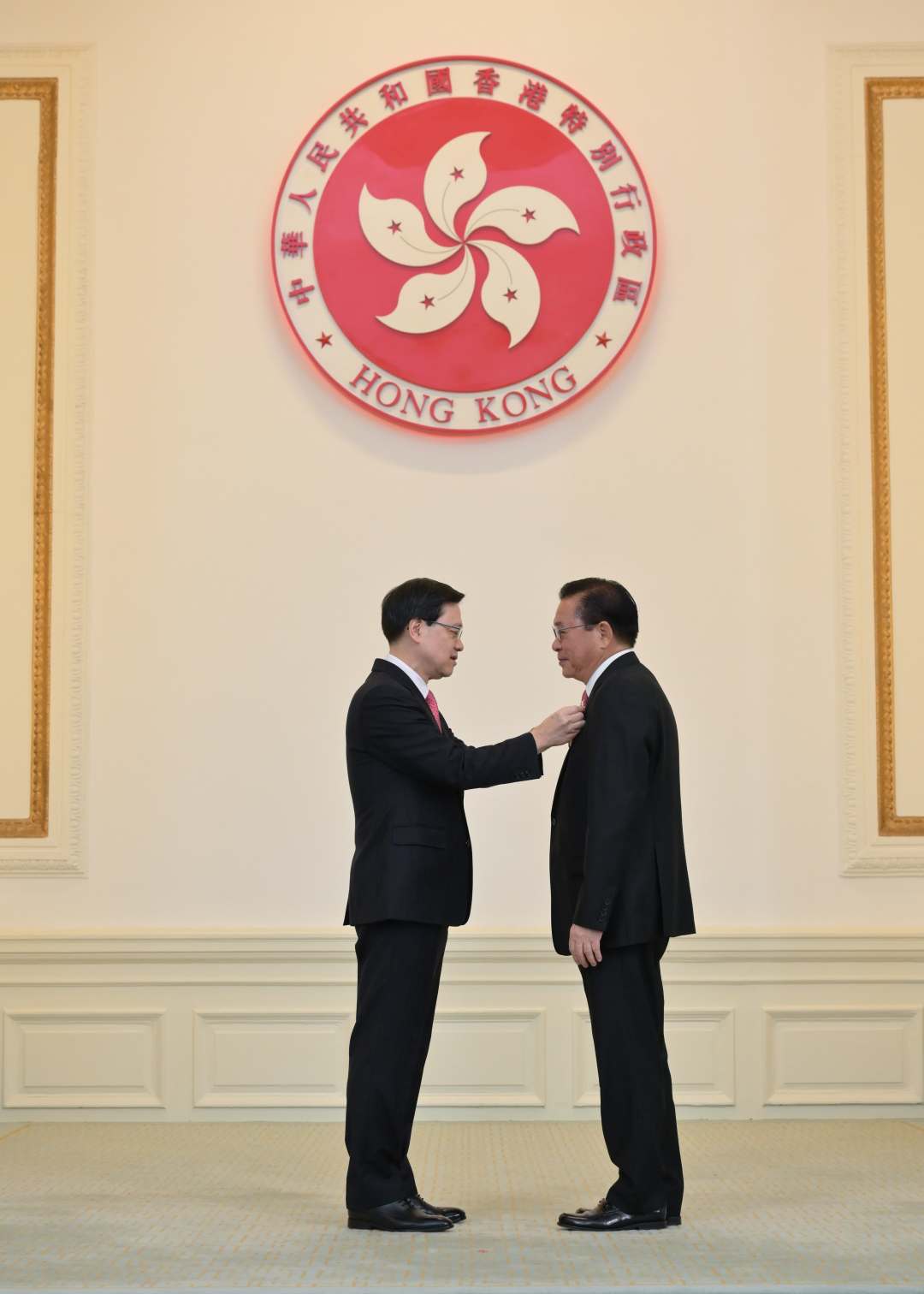 李家超頒授大紫荊勳章予林健鋒。(政府新聞處)