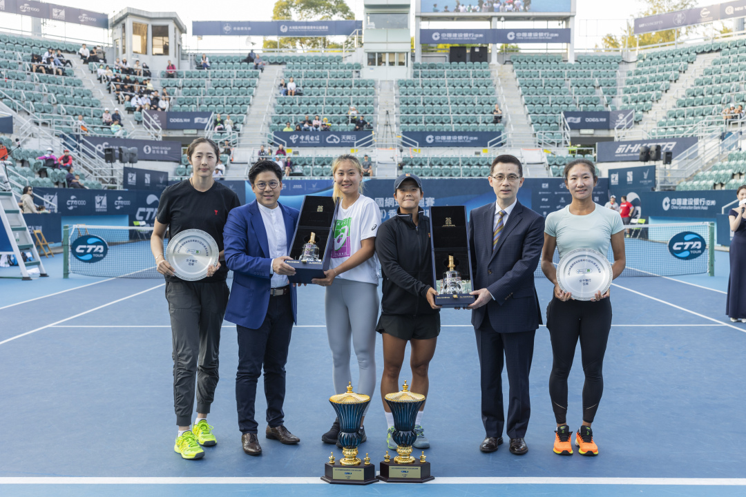 左起:吉林球員荀芳穎、賽事籌委會主席霍啟剛、遼寧球員王美玲、廣東球員郭美琪、建行(亞洲)副董事長及行長張駿、北京球員魯晶晶