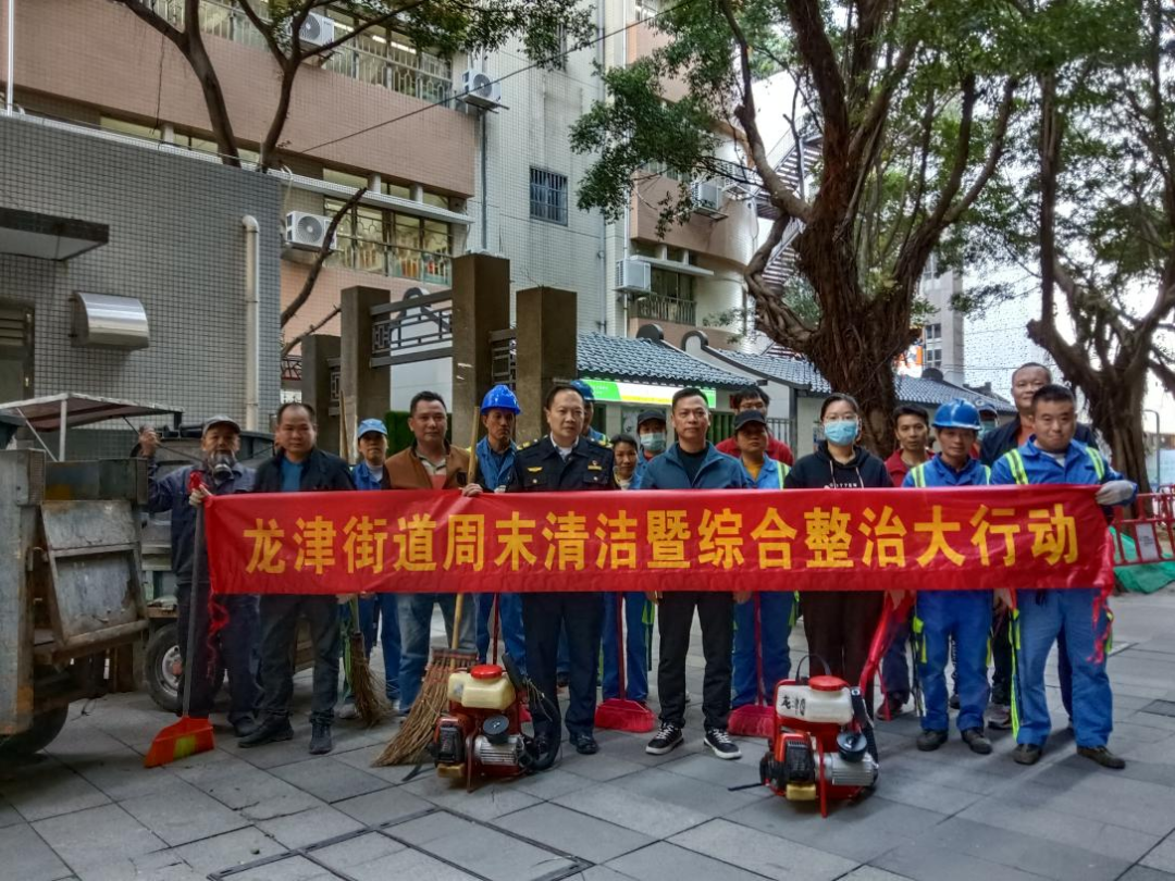 (图:爱国卫生运动活动进行时工作人员合照)