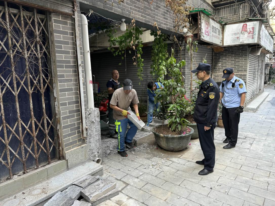 (图:清理乱堆放杂物现场)