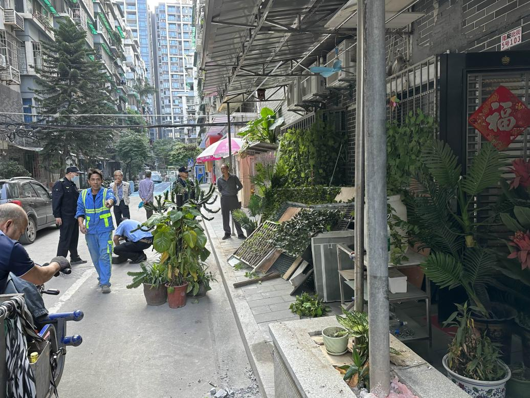 (图:拆除围蔽物)