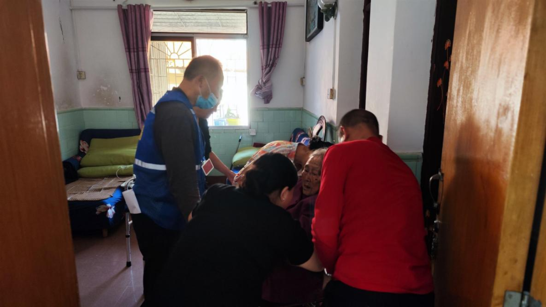 (图:西站社区网格员刘新荣第一时间赶到跌倒老人家中)