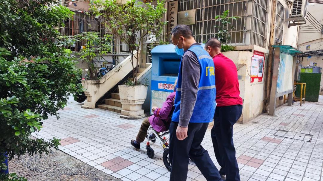 (图:西站社区网格员刘新荣协助护送老人前往医院)