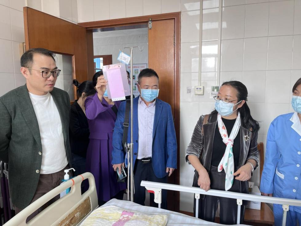 (图1:市社会福利院到荔湾区人民医院儿科病房探望患儿)