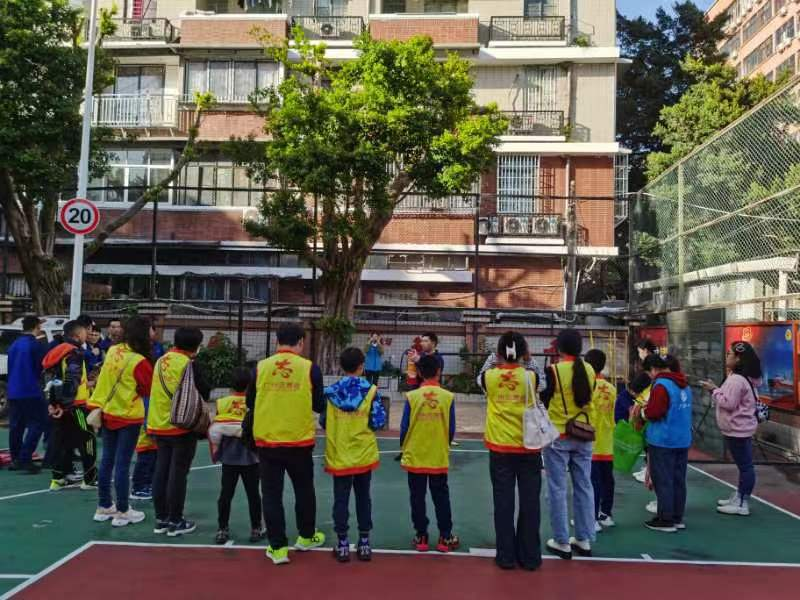 (图2:青少年志愿者、家长消防知识学习与体验)