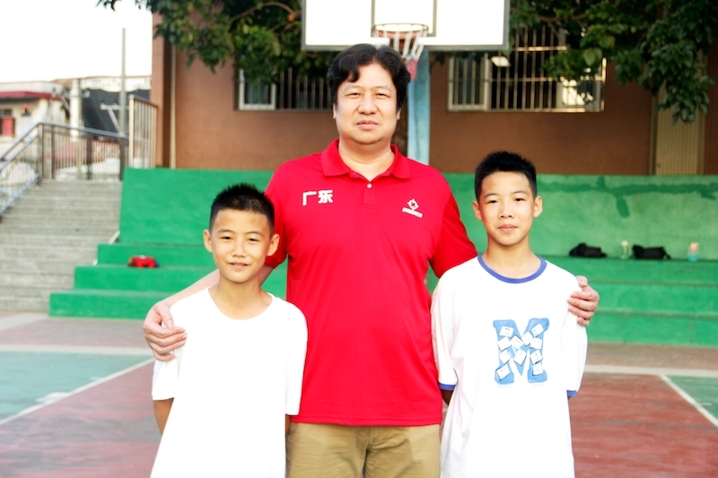 阮宗远与训练的小球员在一起
