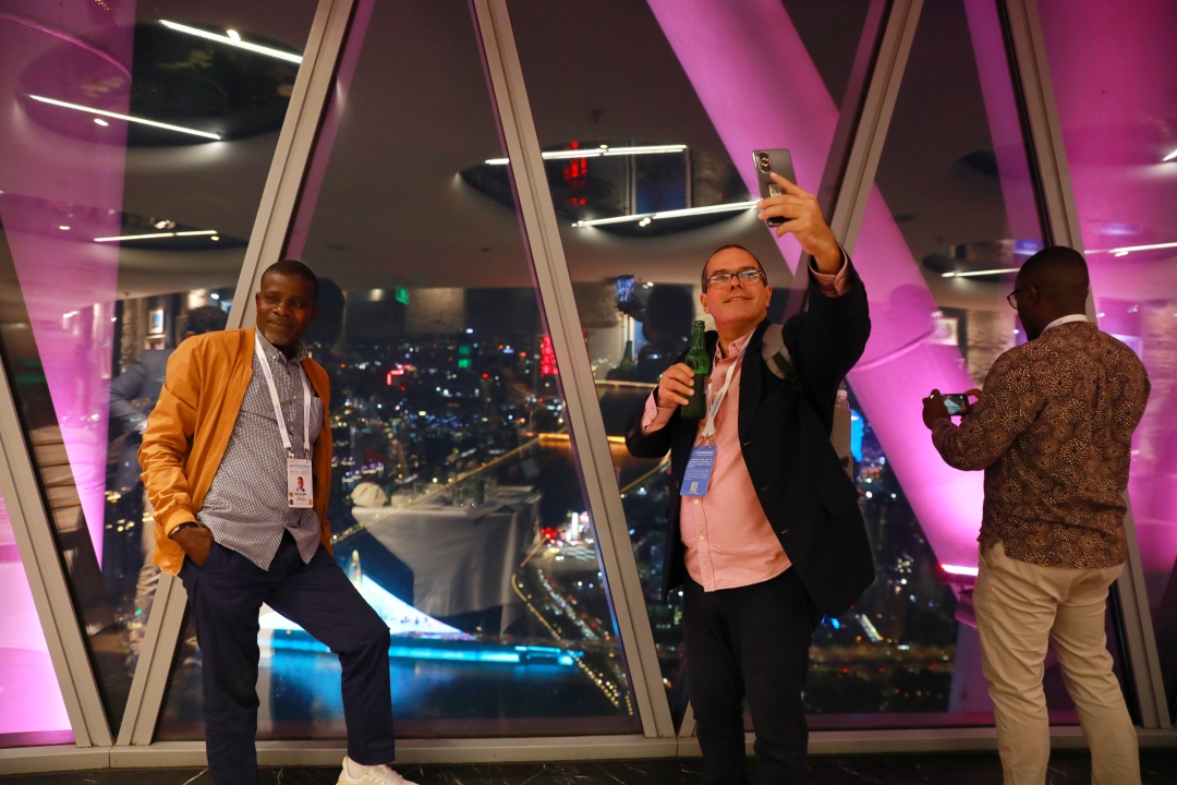 苏俊杰-【世界媒体峰会】外媒来宾登广州塔坐游船夜-NEP1_20231204_C00411168514